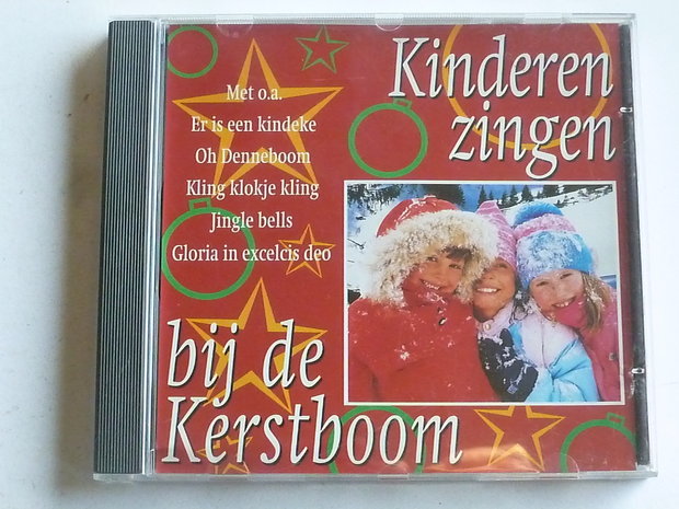 Kinderen zingen bij de Kerstboom