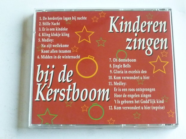 Kinderen zingen bij de Kerstboom